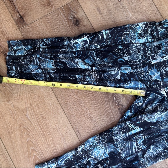 Lululemon Athletica Blue and Black Patterned Leggings - Picture 5 of 6